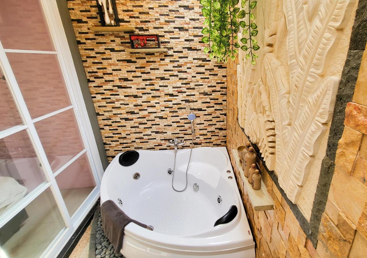 Verse Lite Hotel Gajah Mada Jakarta Exterior photo