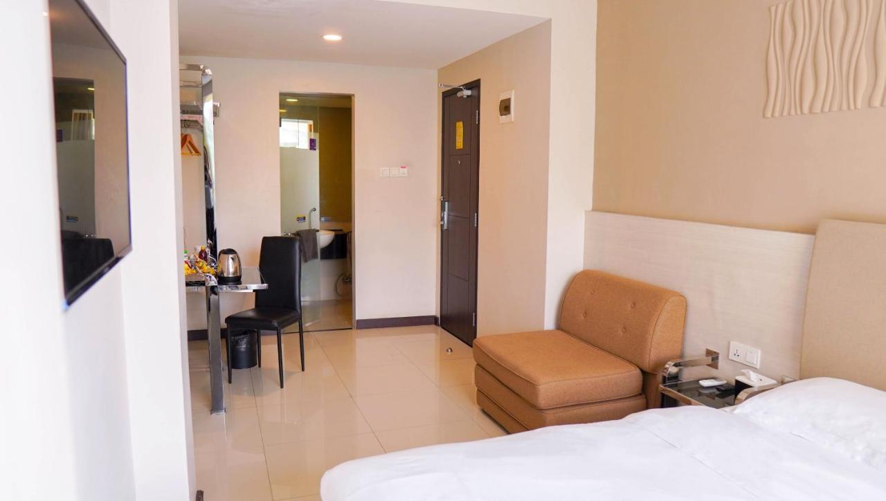Verse Lite Hotel Gajah Mada Jakarta Exterior photo