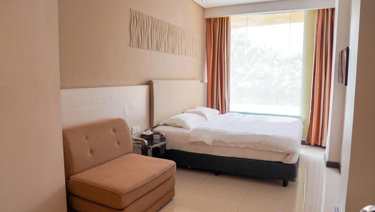 Verse Lite Hotel Gajah Mada Jakarta Exterior photo