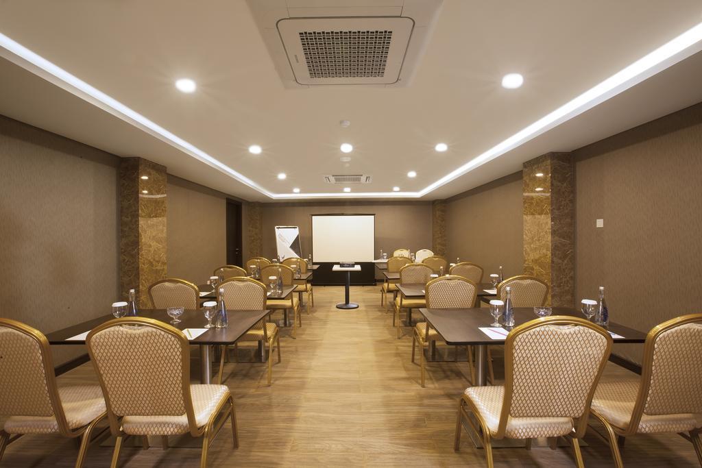 Verse Lite Hotel Gajah Mada Jakarta Exterior photo