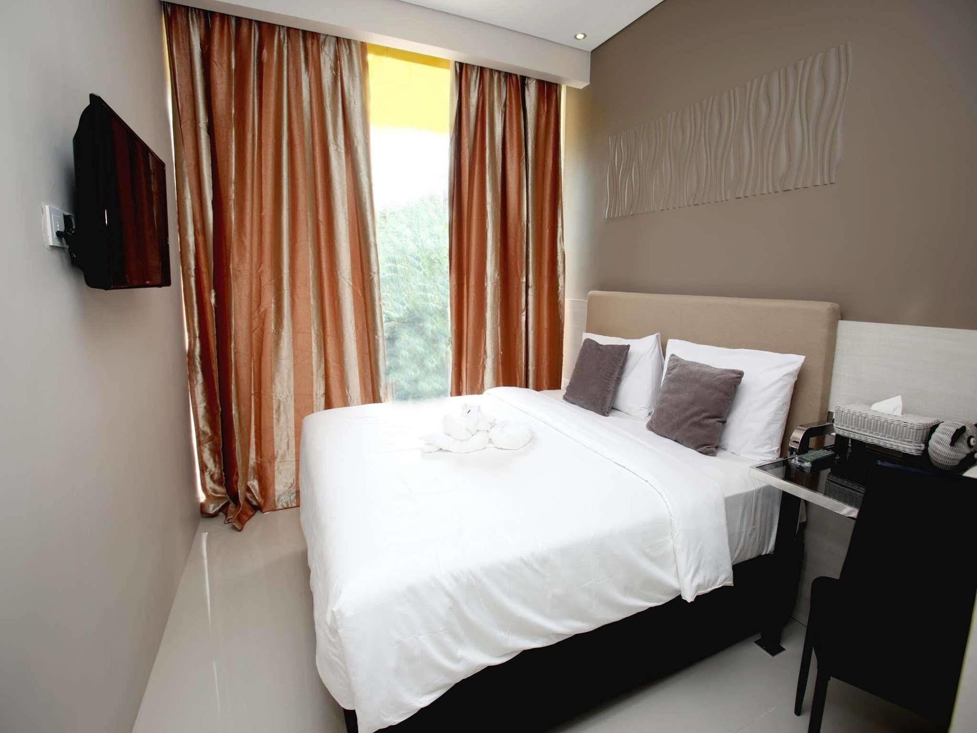 Verse Lite Hotel Gajah Mada Jakarta Exterior photo