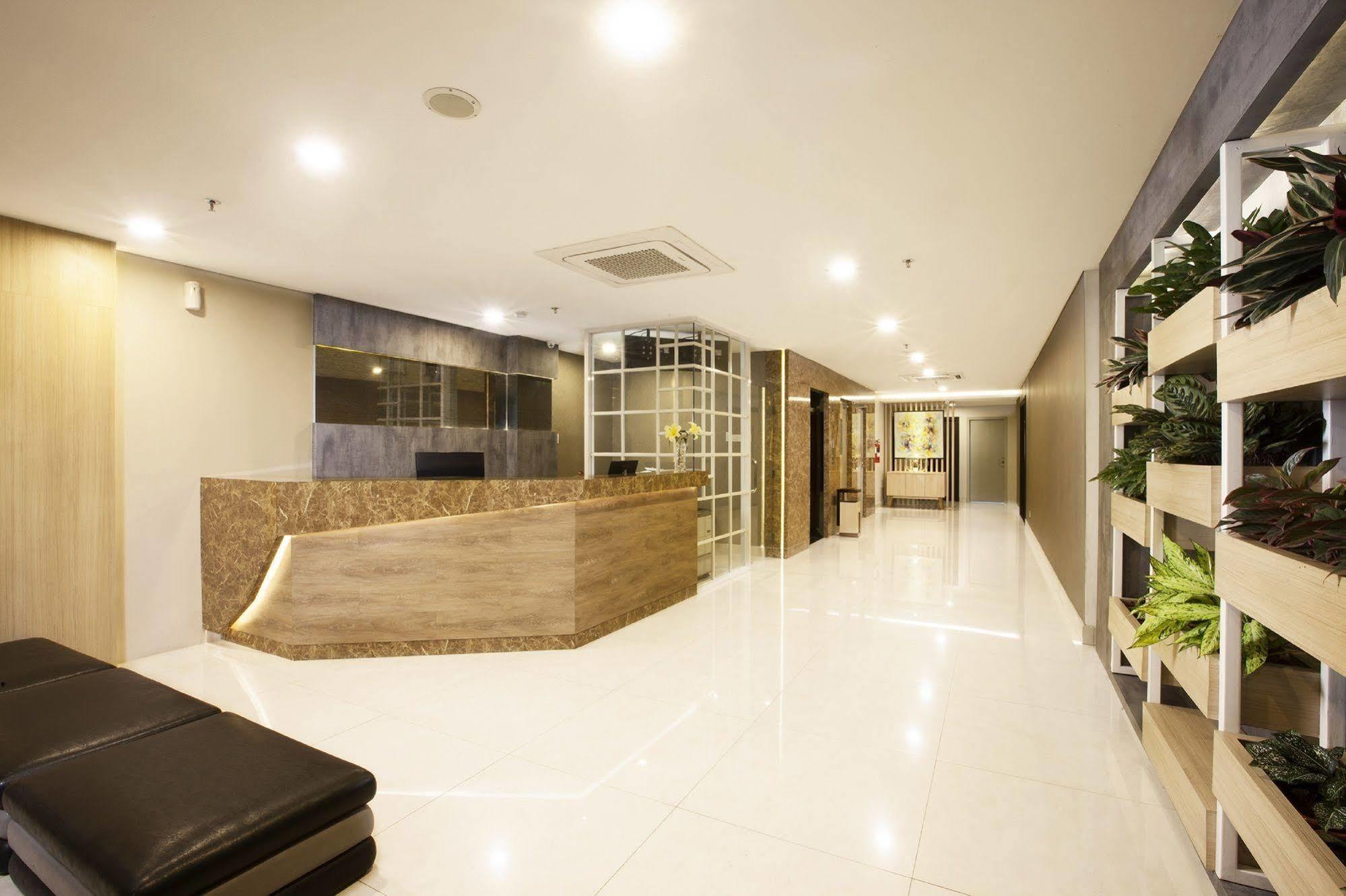 Verse Lite Hotel Gajah Mada Jakarta Exterior photo