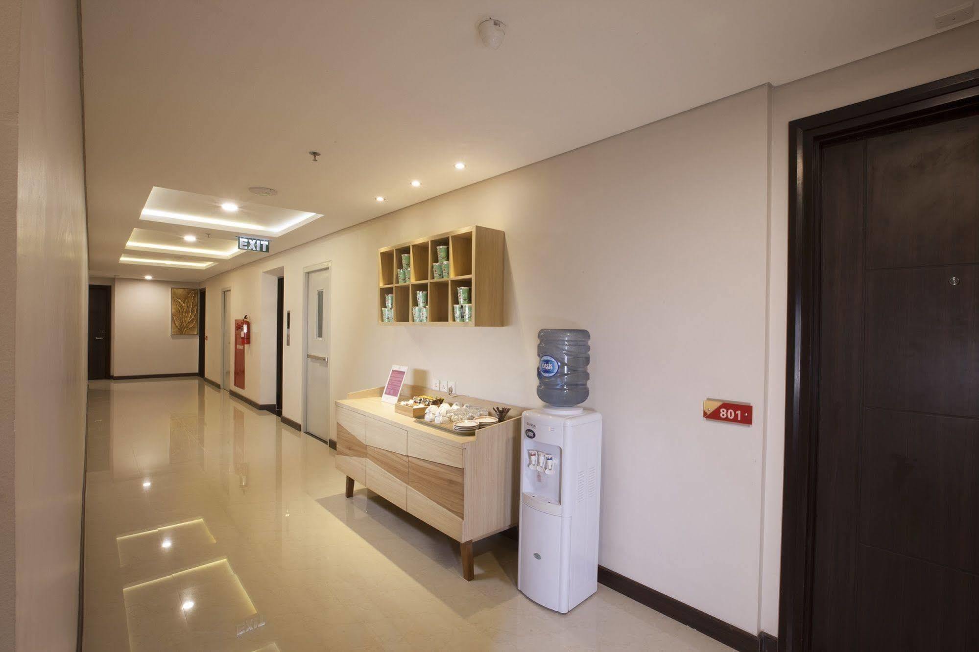 Verse Lite Hotel Gajah Mada Jakarta Exterior photo