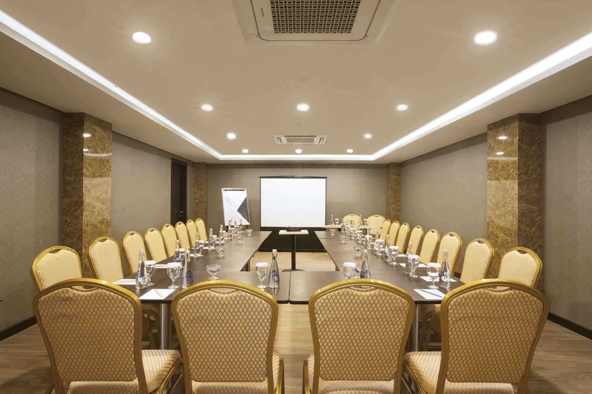 Verse Lite Hotel Gajah Mada Jakarta Exterior photo