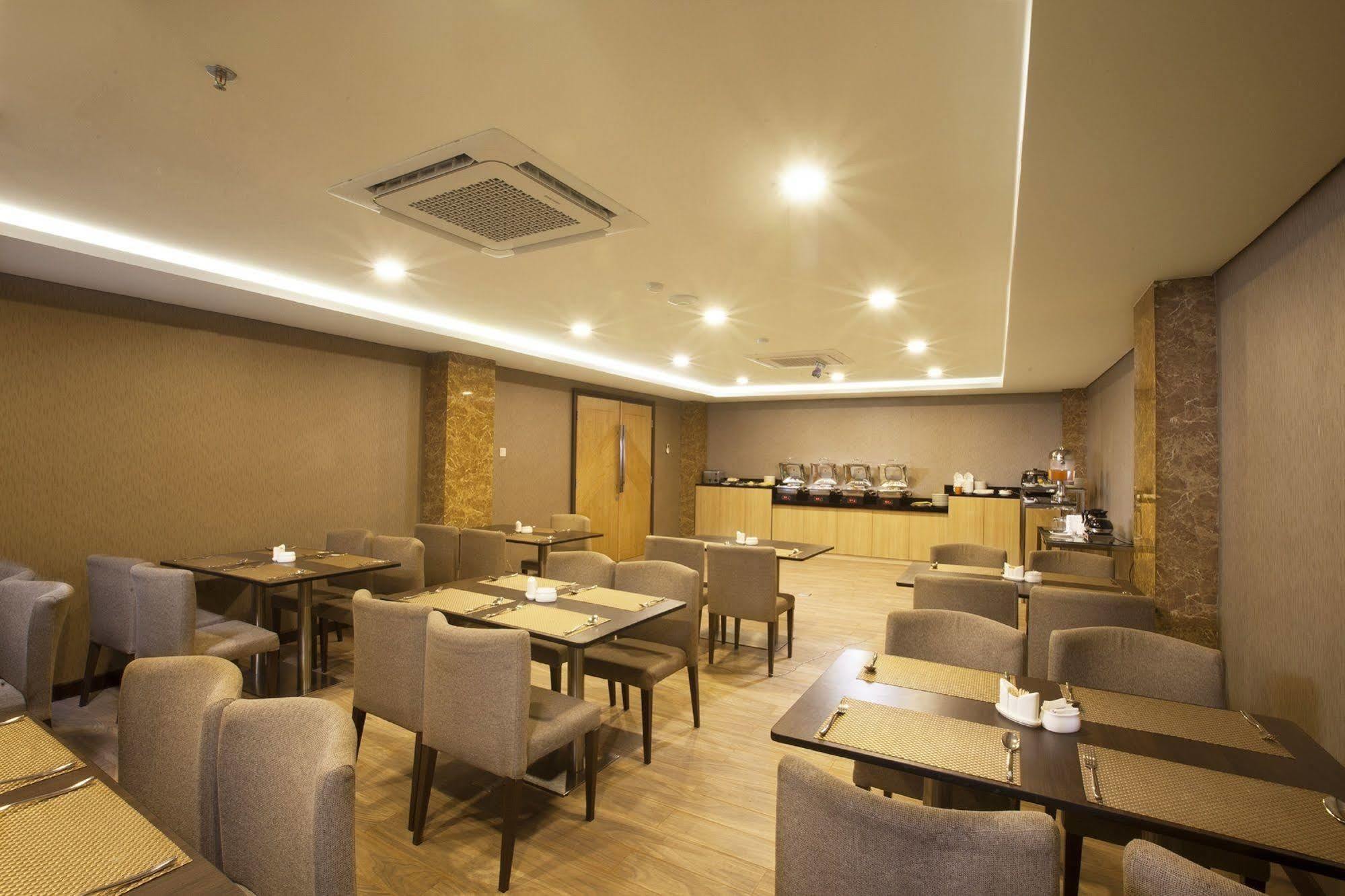 Verse Lite Hotel Gajah Mada Jakarta Exterior photo