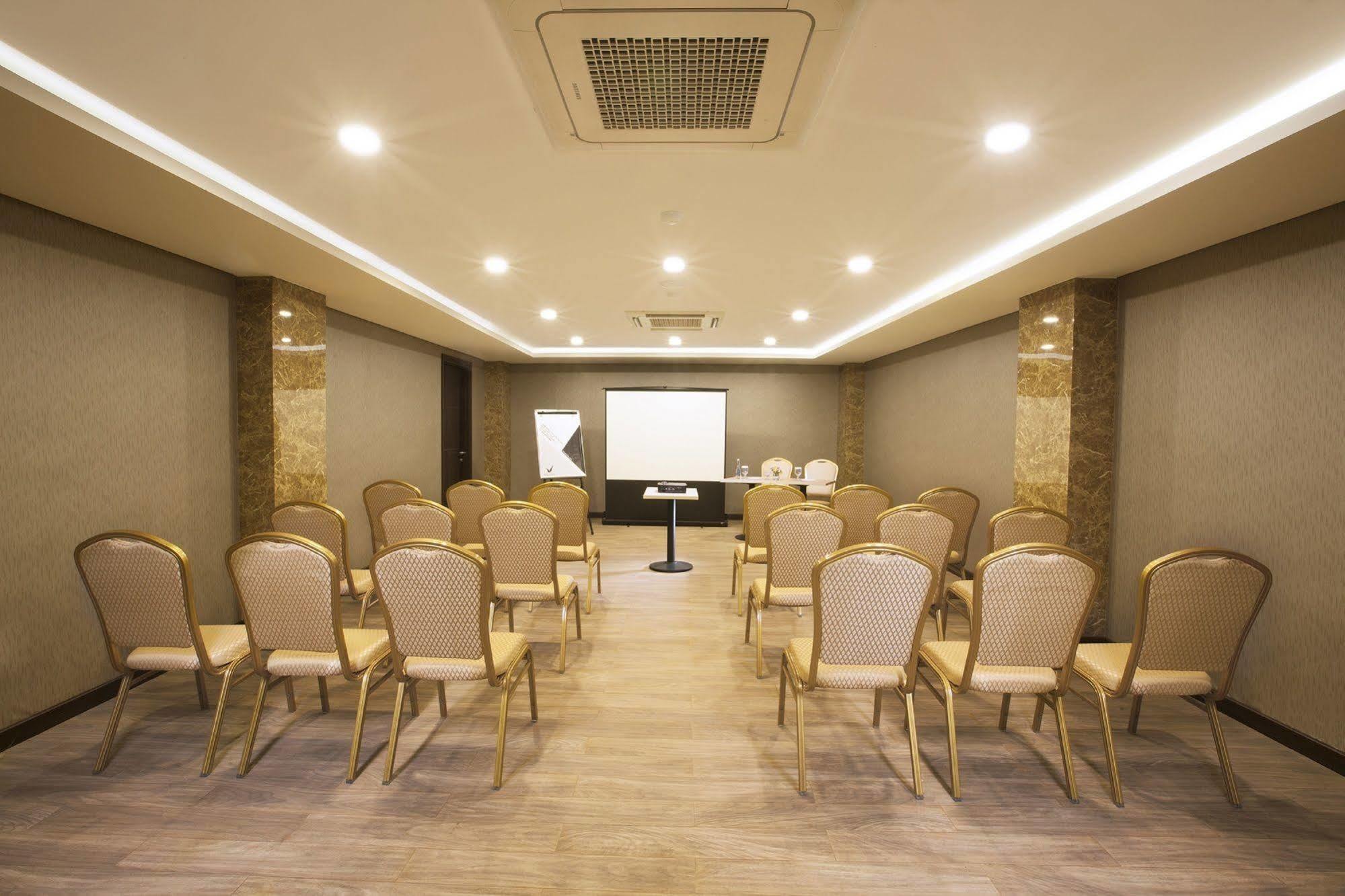 Verse Lite Hotel Gajah Mada Jakarta Exterior photo