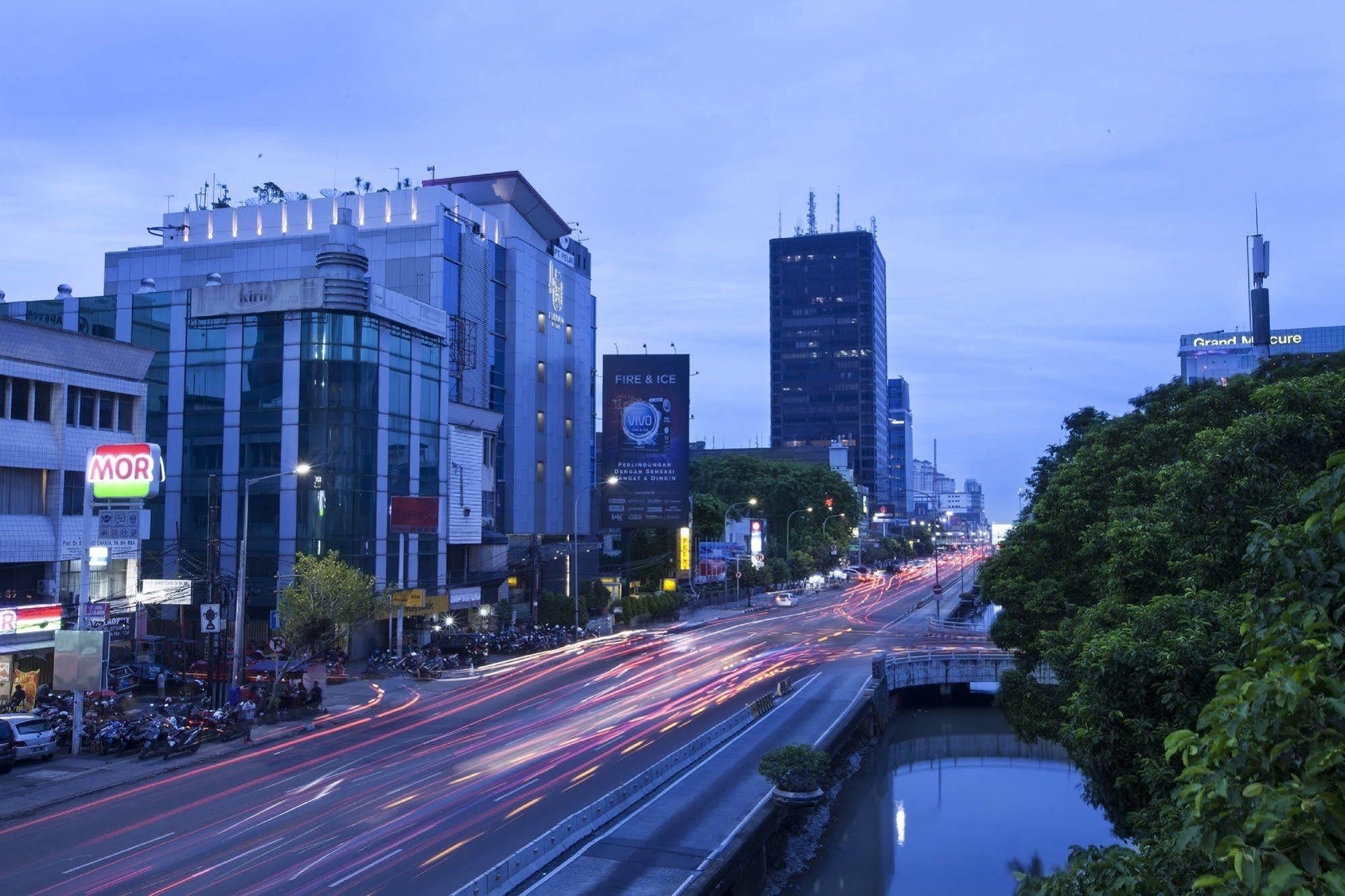 Verse Lite Hotel Gajah Mada Jakarta Exterior photo