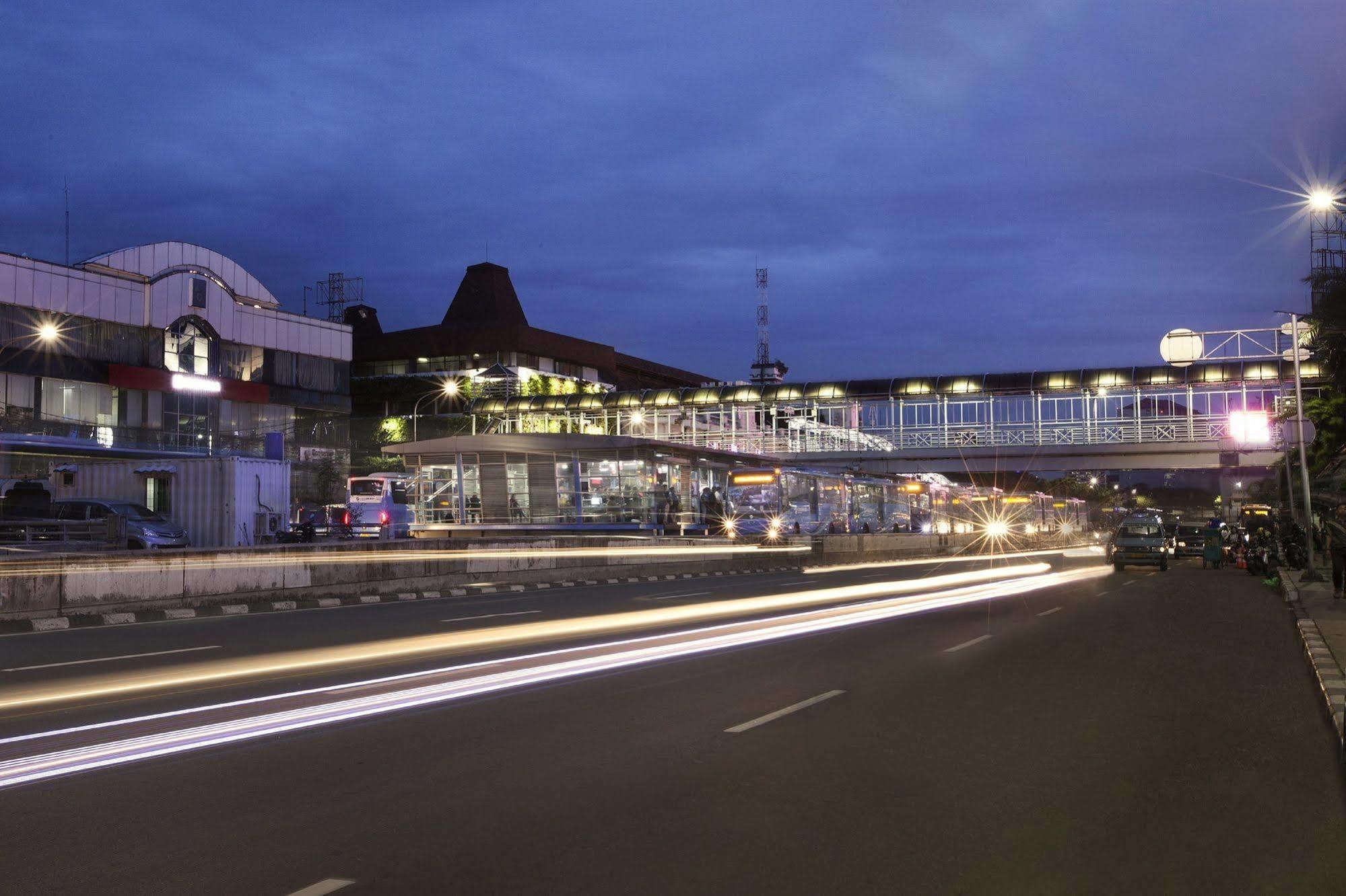 Verse Lite Hotel Gajah Mada Jakarta Exterior photo
